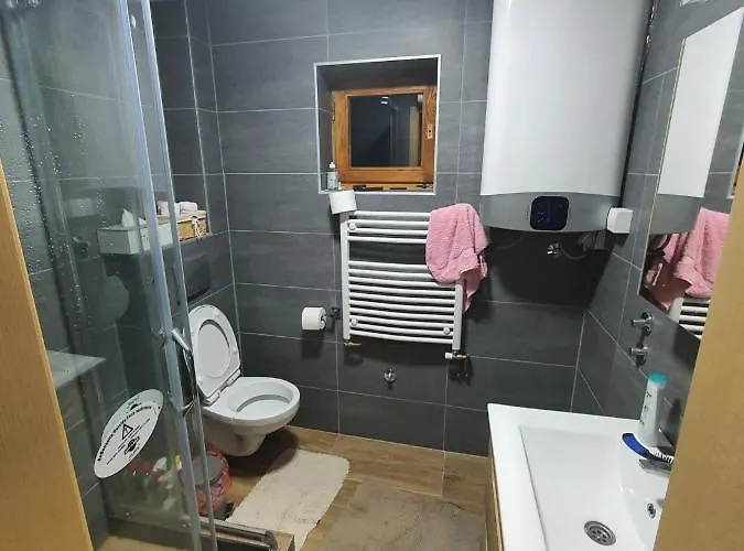 Dzemper House シャレー ミトロバツ